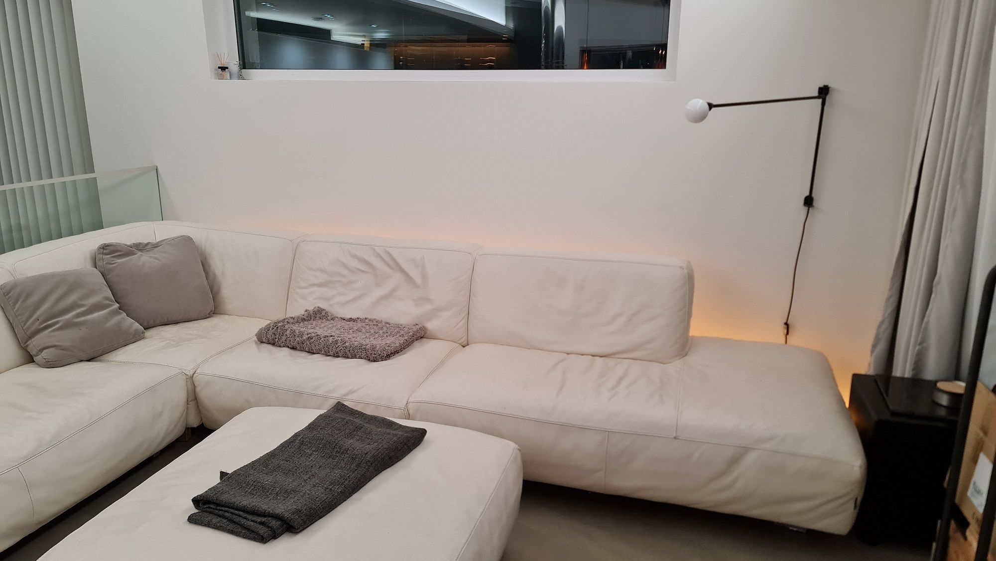 Illuminazione dietro il divano